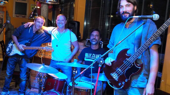 In acht Klagenfurter Lokalen ging am Freitag und Samstag das nunmehr neunte Südseit´n Blues Festival über die Bühne. Miki Milan Komljenovic (am Foto zweiter von links) trommelte zehn Bands zusammen, die bei freiem Eintritt auftraten. Zu ihnen zählten Blue Cheese aus Triest (am Foto zu sehen), die im Harley Café in der Lastenstraße spielten. 