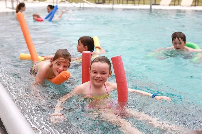 Die Kärnten Therme in Warmbad ist täglich von 9 bis 22 Uhr geöffnet. Der Tageseintritt für Erwachsene beträgt 24,90 Euro, für Jugendliche 17,40 Euro und für Kinder bis 12,99 Jahren 13,90 Euro. Im Bereich des Thermalinnenbeckens findet man nicht nur die Röhrenrutschen mit 86 bzw. 75 Metern länge, Sprudelliegen, die Grotte und den Wetterturm, sondern auch den Crazy River, einen Wildbach, der mit dicken Schwimmreifen bezwungen werden kann. Vom Innenbecken gelangt man außerdem direkt in den Außenpool der Therme. www.kaerntentherme.com.