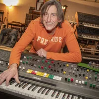 Gert Prix greift als Musiker gerne selbst in die Tasten, veranstaltet Konzerte und leitet das Eboardmuseum