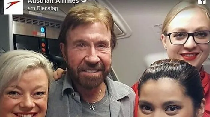 Chuck Norris und die AUA-Crew. Norris' Frau machte dieses Selfie