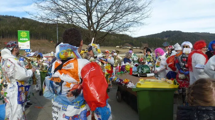 "Pfiat di Plastiksackerl", hieß es beim Faschingsumzug in Traboch