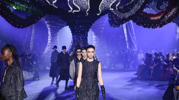 Bei der Dior-Show waren nicht nur die Looks ein Genuss für das Auge, auch die Kulisse beeindruckte