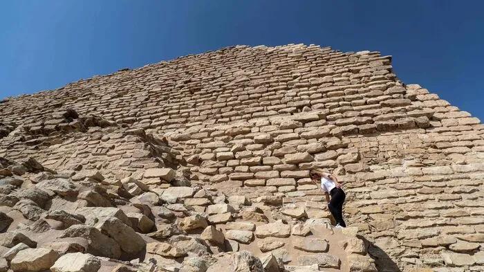 Die Djoser-Pyramide ist mit 60 Metern das größte Bauwerk der Totenstadt von Sakkara.