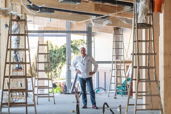 Zeit für Stillstand gibt es auch während der Pandemie nicht. Bei Josef Zotter in Bergl herrscht Baustelle. Eine neue „Bar“ mit Verkostungsstationen, wo es sich um den „Essbaren Tiergarten“ drehen wird, ist im Entstehen. Aber mit Musik: „Wir legen selber auf. Schallplatten mit gutem Sound“, sinniert er. „Der ganze Vorplatz wird verändert. Hier kommt ein bepflanzter Glastunnel mit Fotovoltaikanlage, die zugleich beschattet. Das wird wie ein Urwald, da hängen dann Pflanzen herunter und die Figuren kommen von meinen Künstlern“, schildert Zotter sein Ideenfeuerwerk. In vier Wochen soll die Baustelle fertig sein.