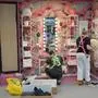 Badezimmer-Vignette mit maximalistischer Tapete und Perücken von Ikea | Beim Fertigstellen: Badezimmer-Vignette mit maximalistischer Tapete und Perücken: „Als ob eine Mutter und ihre Teenager-Tochter sich darin schminken“
