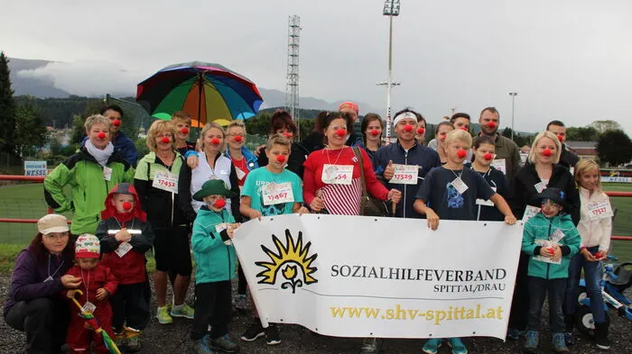Das schlechte Wetter tat der Stimmung keinen Abbruch. Zahlreiche Teilnehmer unterstützten beim Rote Nasen Lauf in Spittal die Clowndoctors.