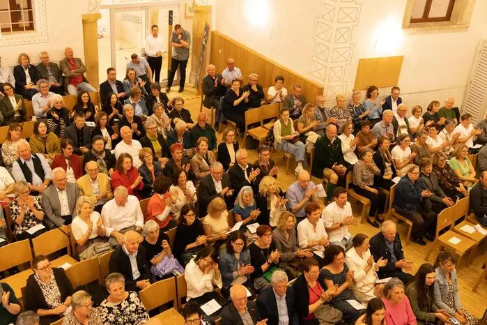 Das Konzert begann um 20 Uhr und lockte zahlreiche Besucherinnen und Besucher aus der Region an. 