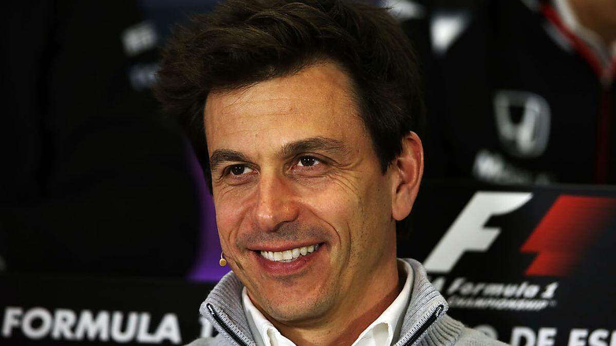 Mercedes-Chef Toto Wolff blickt Richtung Konkurrenz