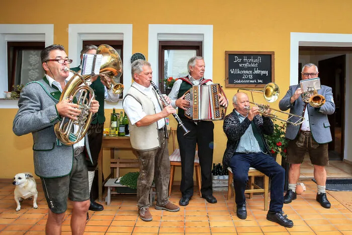 Unterwegs sorgen Musikdarbietungen, Tänze und mehr für Unterhaltung