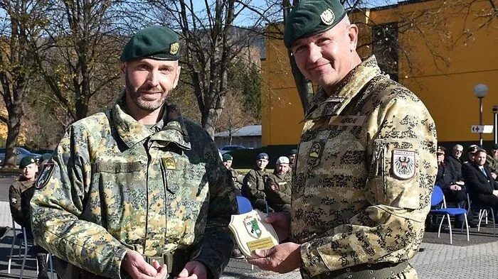Markus Schwaiger übernahm Donnerstagvormittag das Kommando des Jägerbataillons 18 in St. Michael von Klaus Schadenbauer - in kleinem Rahmen.