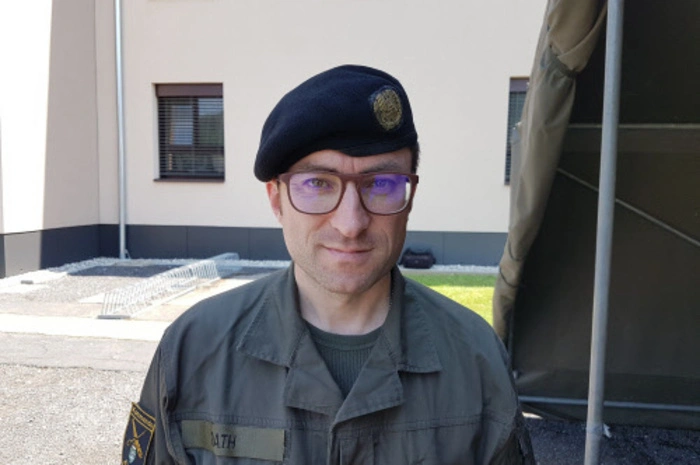 Günter Rath, Kommandant der Feldbacher Kaserne, koordiniert die Massentestungen in den Bezirken Südoststeiermark, Weiz und Hartberg-Fürstenfeld. „Militärische Planung ist mein Handwerk – egal, ob für einen Angriff oder für Testungen“, sagt der Feldbacher. Dabei geht er nach dem „militärischen Führungsverfahren“ vor, um für Ordnung in der Planung zu sorgen. Denn „zuerst ist die Lage unübersichtlich – genau wie bei einer Katastrophe“.Rath hat vor zwei Jahren das Kommando in der Kaserne Feldbach übernommen. Die Koordination ist schwierig, das Szenario neu – aber es ist nicht sein intensivster Einsatz. „Wir müssen uns immer auf neue Bedrohungen einstellen, um die Bevölkerung zu schützen.“ Dieses Mal ist es ein Virus.