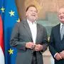 ABD0099_20250602 - WIEN - ÖSTERREICH: vlnr.: Arnold Schwarzenegger und Bundeskanzler Christian Stocker (ÖVP) am Montag, 02. Juni 2025, im Rahmen eines Foto- und Filmtermins vor Austrian World Summit am 3.6. im Bundeskanzleramt in Wien. - FOTO: APA/GEORG HOCHMUTH
