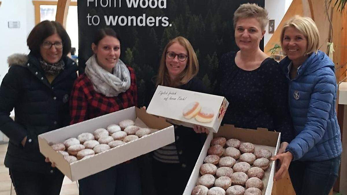 Die Kiwanis-Damen Karin Meließnig (links) und Christine Rainer (rechts) brachten Krapfen bei den Mitarbeitern der Firma Hasslacher in Sachsenburg vorbei