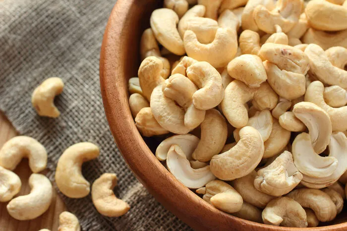 Der Fettgehalt der Cashewnuss ist im Vergleich zu anderen Nüsschen eher gering, dafür ist sie umso reicher an wichtigen Nährstoffen wie Magnesium oder Eiweiß. Der hohe Eiweißgehalt macht sie vor allem für Vegetarier empfehlenswert. Auch als Nervennahrung dient die Cashewnuss - dank B-Vitaminen.