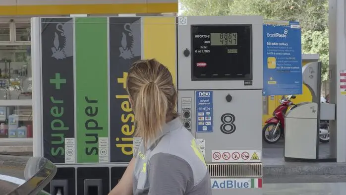 Die Energiepreiskrise kostet viel Geld | Der unbequeme Blick auf die Anzeige der Zapfsäule 