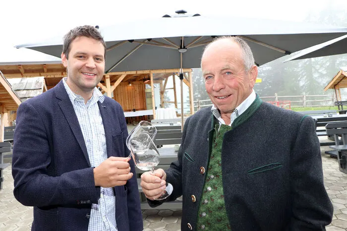 Der Obmann des Weinbauvereins Feldkirchen/Ossiacher SeeRupert Ofer und vom Weingut Burgwein aus Glanegg Franz Lassnig.