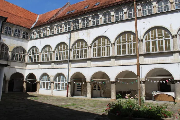 Im Innenhof des Schlosses finden regelmäßig Veranstaltungen statt. 
