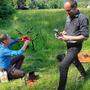 Drohnenpiloten können per Wärmebildkamera Rehkitze im hohen Gras aufspüren