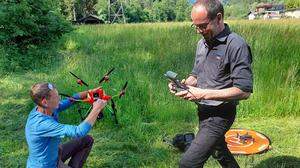 Drohnenpiloten können per Wärmebildkamera Rehkitze im hohen Gras aufspüren