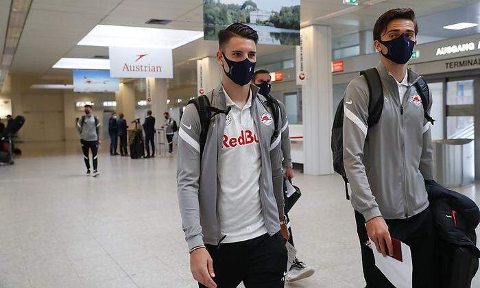 Die Salzburg-Spieler Dominik Szoboszlai und Albert Vallci kurz vor dem Abflug nach Madrid.