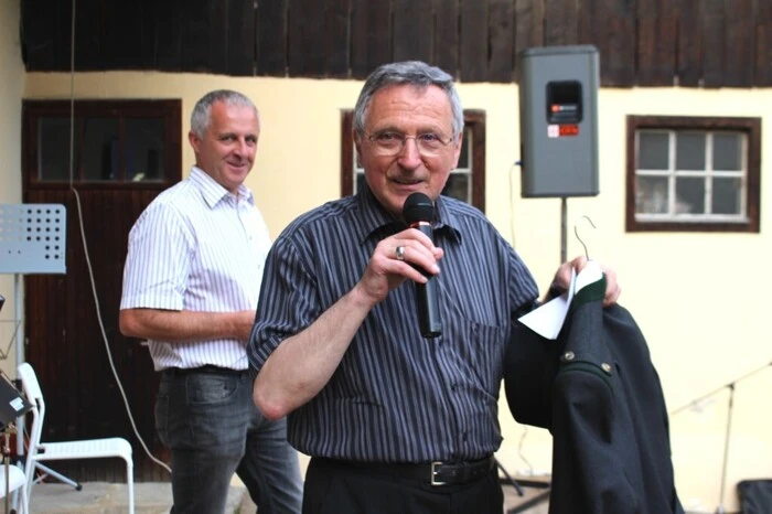 Dabei gratulierte man auch Pfarrer und Propst Gerhard Rechberger zum 70er. Als Geburtstagsgeschenk gab es für den beliebten Hirten von seinen Schäfchen einen neuen feschen Steireranzug. 