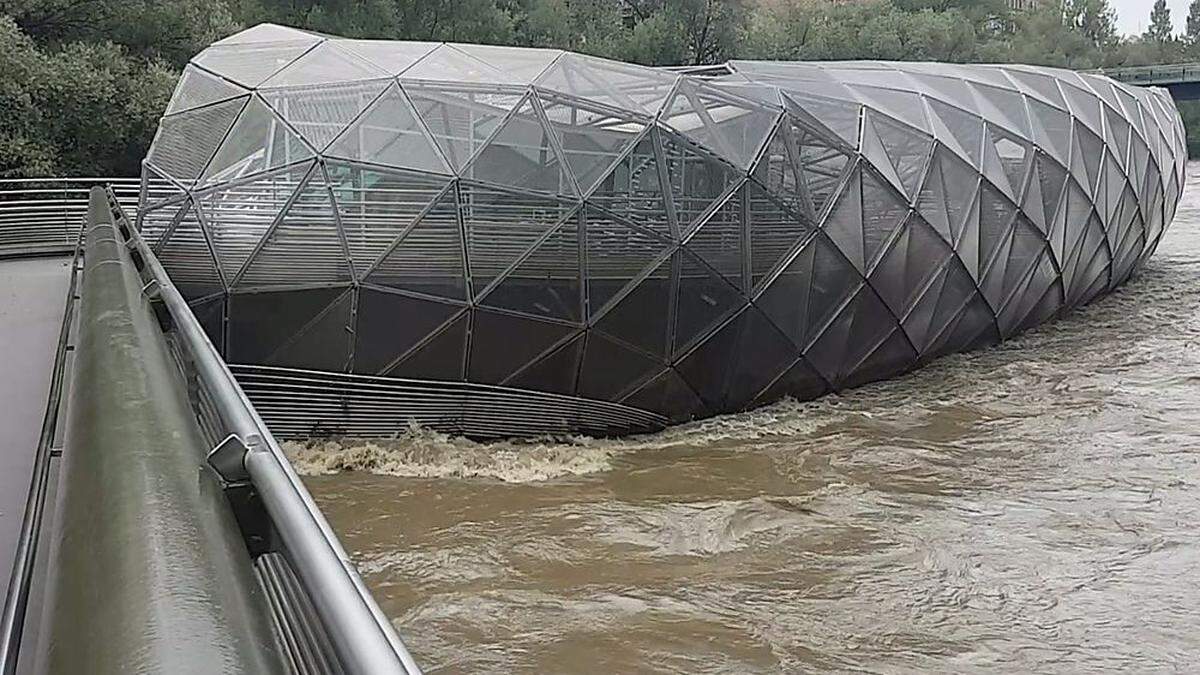 Wassermassen rund um die Murinsel: Sie ist begehbar und wieder geöffnet