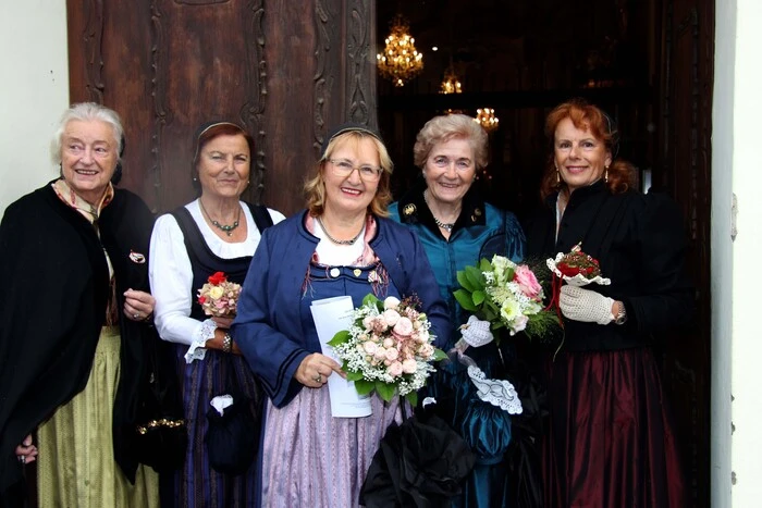 Auch die örtlichen Vereine, wie hier eine Abordnung der St. Andräer Trachtenfrauren mit Obfrau Monika Wiedemann (Bildmitte) war mit dabei. 