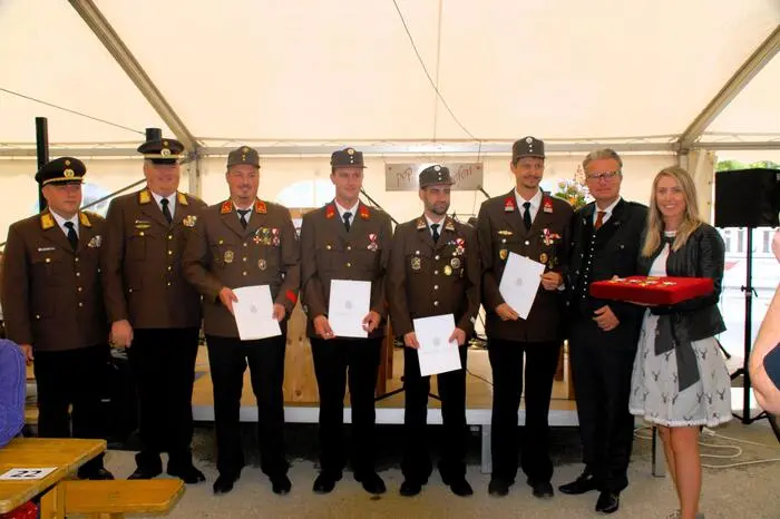 Anlässlich des Festaktes wurden einige Kameraden für besondere Verdienste ausgezeichnet, ebenso wurden Medaillen für vieljährige Tätigkeiten verliehen. Denn Abschluss dieser Feuerwehrveranstaltung bildete ein zünftiger Frühschoppen.