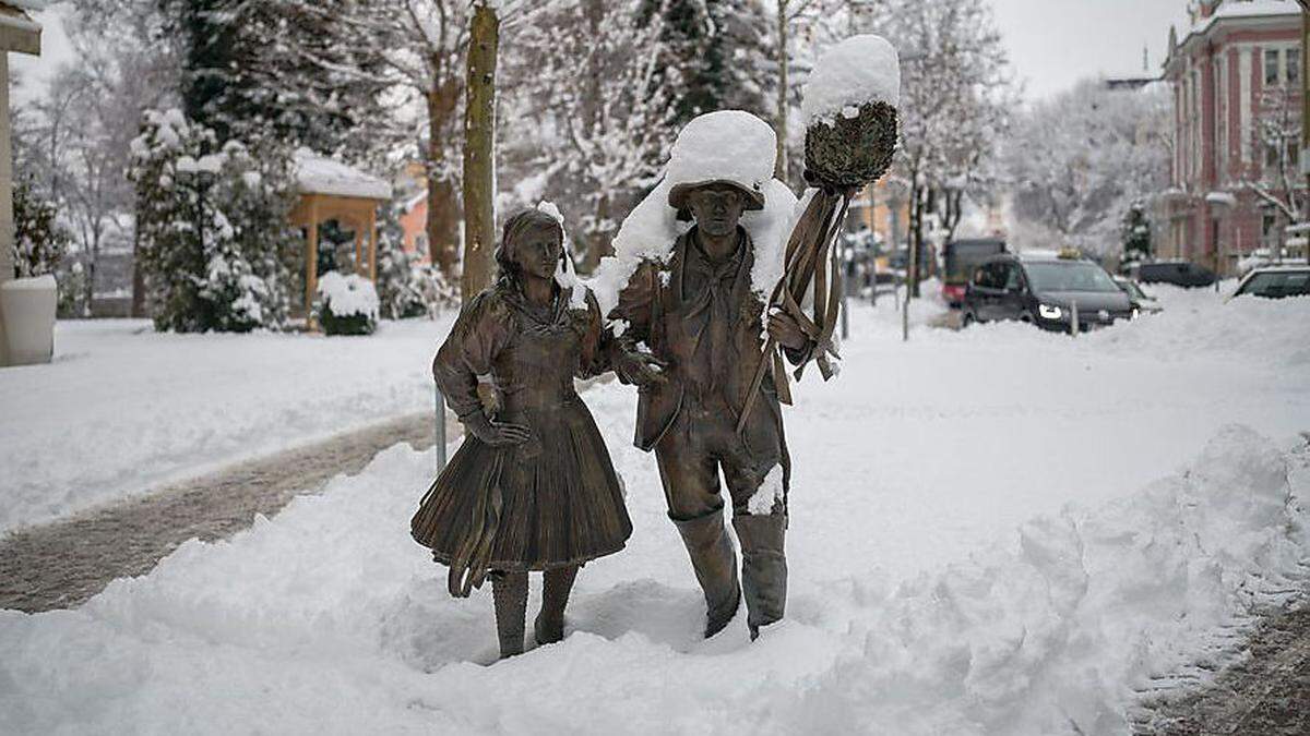 Das Trachtenpärchen im Winterkleid