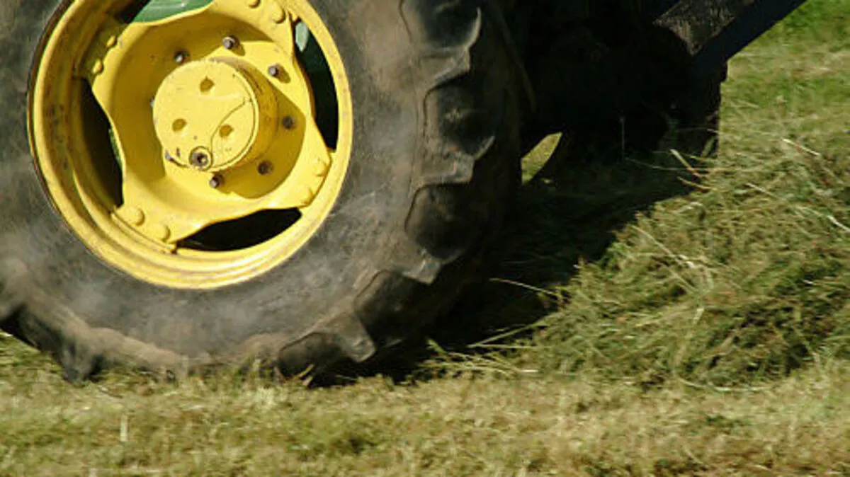 Anhänger wurde mit einem Traktor gezogen und kippte um (Sujet)