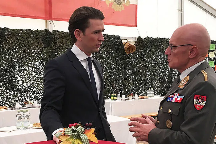 Noch nicht in offizieller Mission als Bundeskanzler, aber als Außenminister präsent am Heldenplatz: Sebastian Kurz. Zu den Festrednern zählen nur Präsident, Kanzler und Verteidigungsminister.