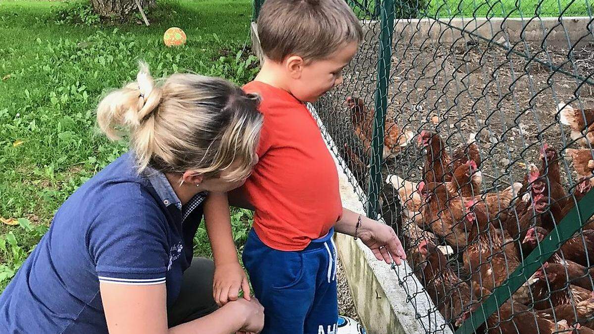 Sabine Rupitz ist mit Leib und Seele Mutter zweier Buben, Köchin und Bäuerin. Die beiden Kinder, der Gemüsegarten und die Hühner sind ihr Stolz. Mutter Hannelore hilft in der Küche fleißig mit