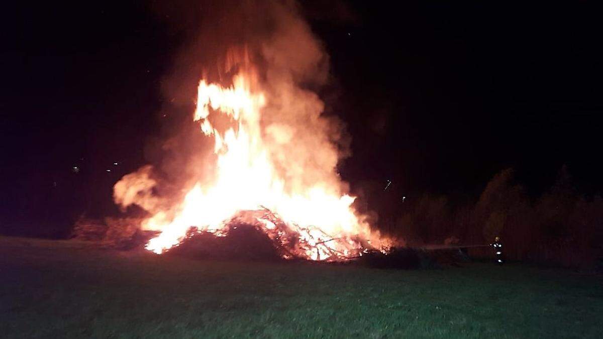 Lichterloh brannte der Osterhaufen in Rosental