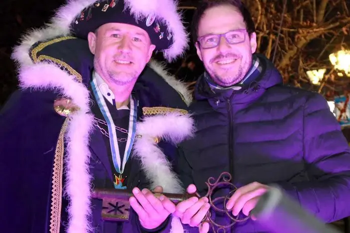 Absoluter Höhepunkt des vergnüglichen Abends: Die Schlüsselübergabe durch Vizebürgermeister Clemens Mitteregger (rechts) an den neuen Herzog. Für den passenden Sound im Hirter Bierstüberl sorgten „3 Zack & Seppele“.