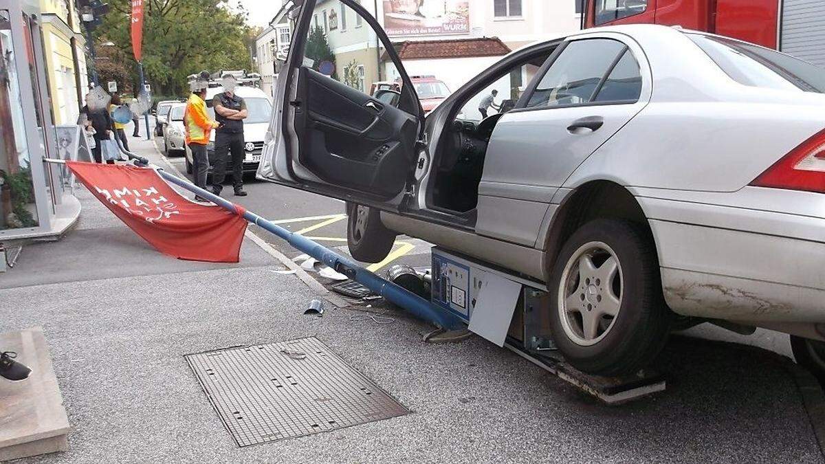 In Gleisdorf wurde ein Parkautomat unter einem Pkw begraben 