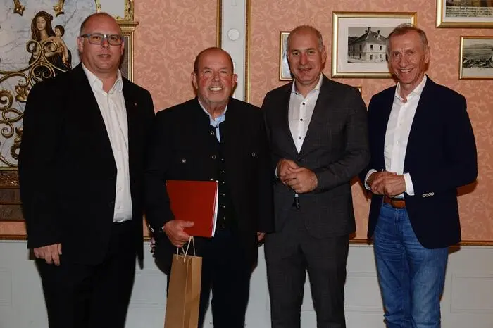 Die Jubilare erhielten von Josef Pesserl, Harald Sturb und Andreas Benedikt Urkunden, Ehrennadeln und ein Präsent. Bei Musik und Humor der „Zirbitz Buam“ sowie bei einem guten Essen klang der Abend gemütlich aus.