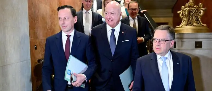 Ernst Gödl (l.), Bundeskanzler Christian Stocker und der scheidende ÖVP-Klubobmann August Wöginger vor Beginn einer ÖVP-Klubsitzung