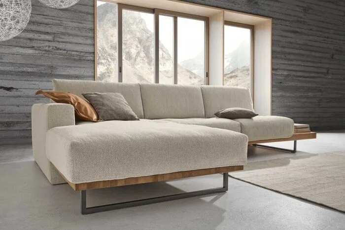 Das Sofa Helsinki, eine Kooperation mit der Weizer Firma ADA, wurde 2018 mit dem Austrian Interior Design Award ausgezeichnet