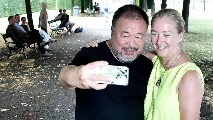 Belvedere-Chefin Agnes Husslein beim Selfie mit Kunststar Ai Weiwei