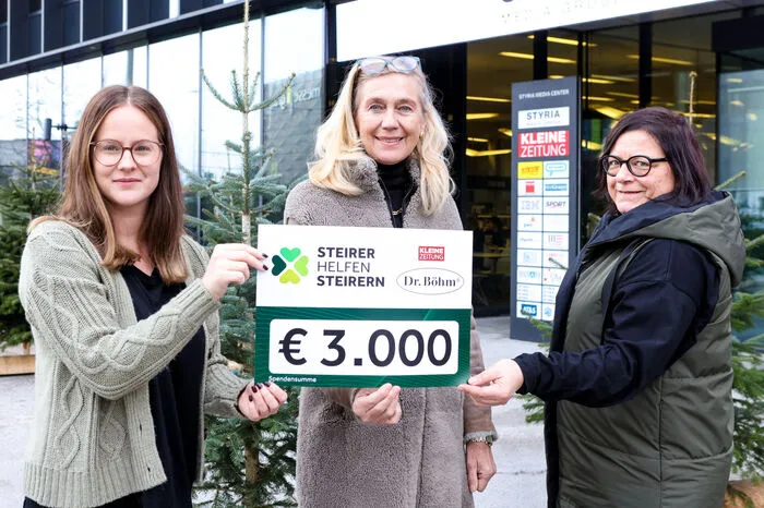 Ruth Fischer und Karin Kohlfürst von Apomedica überreichen einen 3000-Euro-Scheck an "Steirer helfen Steirern"