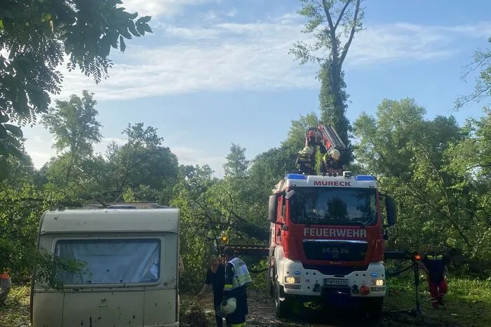 Zahlreiche Feuerwehren stehen im Einsatz und erledigen Aufräumarbeiten