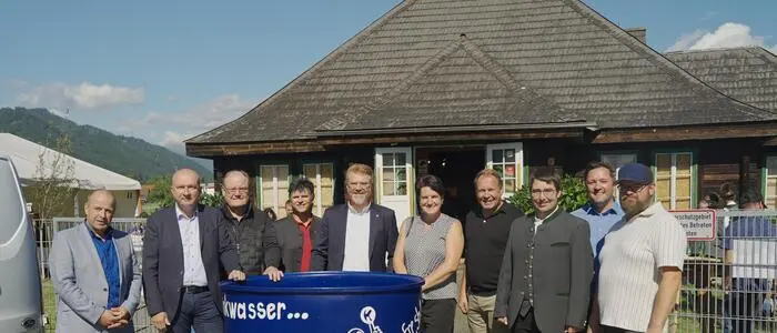 Vertreter der Mitgliedsgemeinden und Verantwortungsträger versammelten sich beim 50-Jahr-Jubiläum rund um den symbolischen Trinkwasserbrunnen in Maßweg