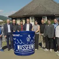 Vertreter der Mitgliedsgemeinden und Verantwortungsträger versammelten sich beim 50-Jahr-Jubiläum rund um den symbolischen Trinkwasserbrunnen in Maßweg