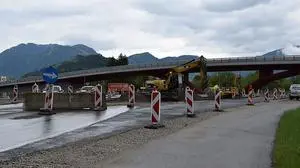 Über die Brücke geht's problemlos, darunter sind die Arbeiter noch am Werk