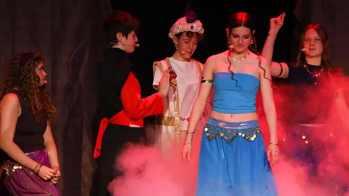 Großen Applaus gab es am Donnerstag in der Stadtwerke-Hartberg-Halle für die aufwendige Aufführung des Musicalklassikers „Aladin und die Wunderlampe“ der Musikmittelschule Gerlitz. 