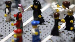 Alles für die Wissenschaft: Sechs Forscher schluckten die Köpfe von Lego-Figuren