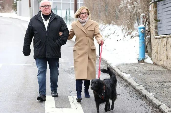 Landeshauptfrau Johanna Mikl-Leitner kam bei Minusgraden und Bewölkung kurz vor 10.30 Uhr zur Stimmabgabe zum Wahllokal in einem Kindergarten am Klosterneuburger Ölberg. Flankiert wurde sie neben Ehemann Andreas von Hündin Milou.