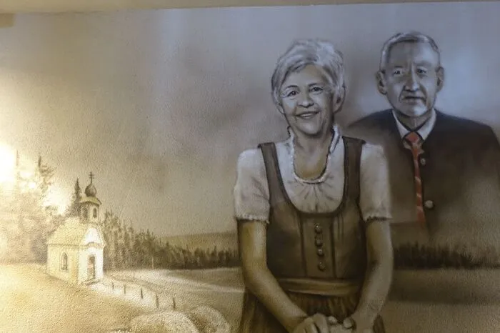 Auch eine Tiefgarage wurde errichtet. Tattoo-Künstler André Zechmann ist für die Wandzeichnungen zuständig. Hier zu sehen Maria und Alfred Pierer - die Eltern der aktuellen Geschäftsführer.