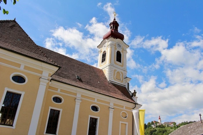 Eingeweiht wurde auch das neue Turmkreuz der Brunnkapelle, deren Dachstuhl um 48.000 Euro erneuert wurde.