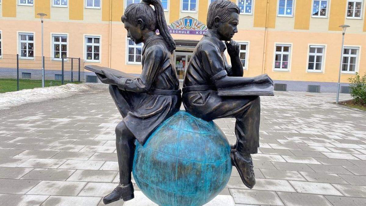 Seit September zieht die Skulptur vor der Volksschule in Köflach alle Blicke auf sich